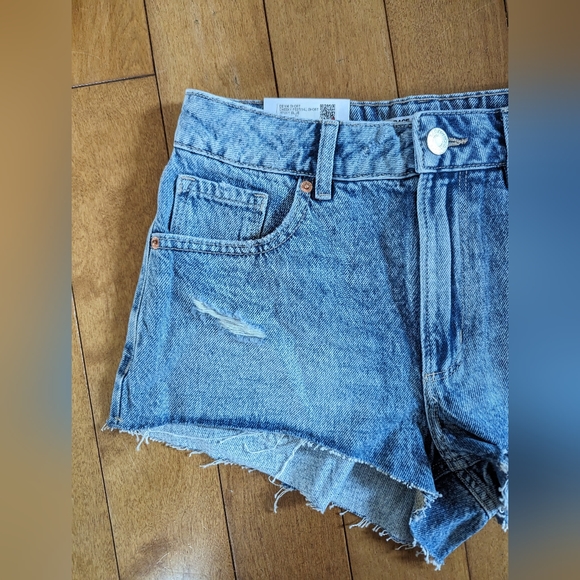Light Denim Cut-Off Light Wash Shorts - Garage - Picture 2 of 5